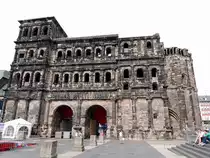 vor den Pforten der Porta-Nigra (besterhaltenes r�misches Stadttor Deutschlands.) in TRIER;120824