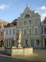 Cottbus, Alte Lwenapotheke, Barockhaus mit Staffelgiebel (01.04.2012)
