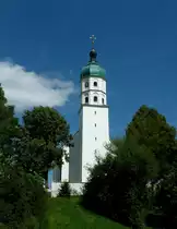 Seekirch, die Pfarrkirche Maria Himmelfahrt von 1616 mit dem weithin sichtbaren Glockenturm, Aug.2012