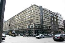 Berliner Architektur 1933-45: Haus Friedrichstadt. Ein typisches Beispiel eines Geschaeftshauses der 1930er Jahre von J.Bachmann hergestellt. Die Gestaltung erinnert an funktionalistische und expressionistische Vorstellungen der 20er Jahre. Die Obergeschosse sind konsolenartig auf den Geschaeftsrumen aufgesetzt, die Geschosse werden von Treppenhausachsen durchdrungen. Das Stahlskelett wird durch Werkstein betont, eine edle Natursteinverkleidung aus Marmor sorgt fr eine represntative Ausstrahlung. 1934 wurde ein bombensicheres Dach mit einer Eisenbetondecke gemacht. 