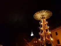 Hier die Pyramide von Schwarzenberg/Erzg. im Hintergrund die Reflektion des Kirchturmes am 15.12.12