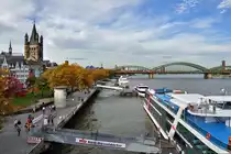 K�ln - Rheinufer mit dem  K�lner Pegel  und Hohenzollernbr�cke im Hintergrund - 18.10.2012