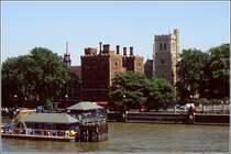 Der Lambeth Palace ist die Londoner Residenz des Erzbischofs von Canterbury. Scan eines Dias aus den 1990er Jahren.
