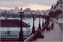 Sdliches Themseufer bei der Lambeth Bridge im Sommer 1977. Im Hintergrund quert die Westminster Bridge und dahinter die Hungerford Bridge die Themse. In der linken Bildhlfte ist das markante Shell Mex House zu sehen. Heutzutage steht am rechten Bildrand das London Eye. Scan vom Dia.
