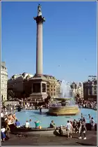Die Wasserbecken auf dem Trafalgar Square sind an hei�en Sommertagen beliebte Planschbecken. �berragt wird das Ganze von Nelson's Column. Scan eines Dias vom Juli 1995.