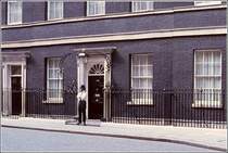 1977 konnte man noch ungehindert in die Downing Street gehen und ein Foto von der No. 10 machen. Heute ist die kleine Sackgasse durch Gitter abgesperrt. Scan vom Dia.