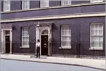 1977 konnte man noch ungehindert in die Downing Street gehen und ein Foto von der No. 10 machen. Heute ist die kleine Sackgasse durch Gitter abgesperrt. Scan vom Dia.