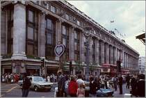 Das riesige Kaufhaus Selfridges in der Oxford Street. Scan eines Dias von 1977.