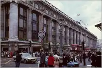 Das riesige Kaufhaus Selfridges in der Oxford Street. Scan eines Dias von 1977.