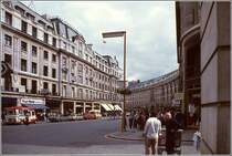 Hinter der Biegung mndet die Regent Street in den Piccadilly Circus. Scan eines Dias von 1977.