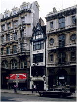 Ziemlich schmal ist das Grundstck des Pubs 'Ye Olde Cock Tavern' in der Fleet Street. Scan eines Dias von 1977.