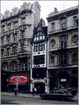 Ziemlich schmal ist das Grundst�ck des Pubs 'Ye Olde Cock Tavern' in der Fleet Street. Scan eines Dias von 1977.