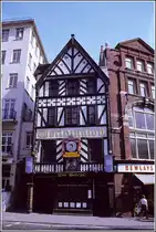 Architektonischer Stilmix am Strand. Das Pub 'The George' gibt es lt. Google Earth immer noch. Scan eines Dias von 1977.
