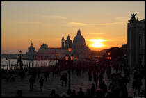 Die barocke Kirche Santa Maria della Salute in Venedig am Abend des 17.11.2012.