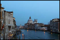 Blick von der Ponte dell’Accademia ber den Canal Grande auf die Kirche Santa Maria della Salute in Venedig. (17.11.2012)
