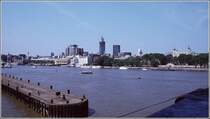 Die City of London und der Tower von der Tower Bridge. Scan eines Dias vom Sommer 1977.