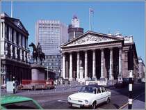Die Bank of England am linken Bildrand und die Royal Stock Exchange (Brse) im Sommer 1977. Scan vom Dia.