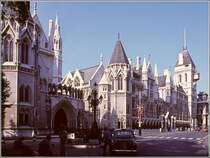 Der Royal Courts of Justice in der City of Westminster. Am rechten Bildrand beginnt die City of London und die Strae ndert ihren Namen von Strand in Fleet Street. Scan eine Dias vom Sommer 1977.