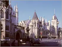 Der Royal Courts of Justice in der City of Westminster. Am rechten Bildrand beginnt die City of London und die Stra�e �ndert ihren Namen von Strand in Fleet Street. Scan eine Dias vom Sommer 1977.