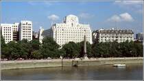 Die Victoria Embankment Gardens mit dem Obelisk 'Cleopatras Needle'. Dahinter das Shell Mex House. Scan eines Dias vom Juli 1995.