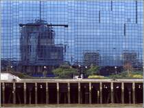 Moderne Glasfassade an der Themse. Dahinter sind Medienunternehmen ttig. Das Nachbargebude ist der historische Billingsgate Market. Scan eines Dias vom Juli 1995.