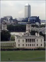 Blick vom Old Royal Observatory in Greenwich �ber das Royal Naval College zum Canada Square in Canary Wharf. Scan eines Dias vom Juni 1993. Heute stehen etliche Hochh�user mehr in Canary Wharf.