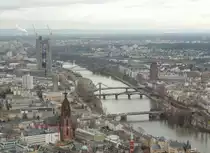 Der Blick hinunter vom Main-Tower �ber den Main in Frankfurt (15.12.2012).