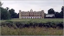 Auf Syon House bietet sich ein guter Blick vom gegen�berliegenden Themseufer in den Kew Gardens. Scan eines Dias vom Juni 1993.