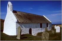 Die Holy Cross Church in Mwnt wurde vermutlich im 14. Jahrhundert erbaut. Mwnt liegt ca. 7 km nrdlich von Cardigan. Scan eines Dias vom Sommer 1987.