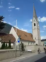 Latsch, Pfarrkirche St. Peter, erbaut im 12. Jahrhundert, Hauptportal aus wei�em 
Marmor von Oswald Furter (04.08.2012)