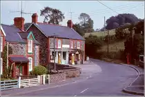 Cyffylliog im Mynydd Hiraethog (Denbigshire) im Sommer 1977. Scan vom Dia. Im google street view sieht man, dass der kleine Laden mit dem Post Office und der Tankstelle inzwischen geschlossen hat.