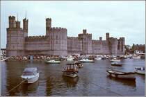 Caernarfon Castle. In dieser Burgruine wurde Prince Charles am 1. Juli 1969 der Titel 'Prince of Wales' verliehen. Scan eines Dias von 1977.