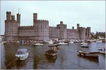 Caernarfon Castle. In dieser Burgruine wurde Prince Charles am 1. Juli 1969 der Titel 'Prince of Wales' verliehen. Scan eines Dias von 1977.