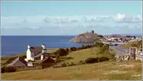 Criccieth mit der Ruine des markanten Criccieth Castle, das zu Beginn des 13. Jahrhunderts errichtet wurde. Scan eines Dias von 1977.