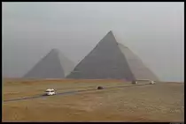 Die Cheopspyramide, mit einer H�he von fast 140 m die gr��te Pyramide der Welt, und die nur unwesentlich kleinere Chephrenpyramide in Gizeh. (21.11.2012)