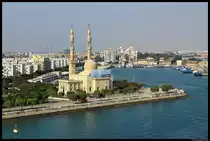 Die Gro�e Moschee von Suez liegt direkt am Suez-Kanal. (22.11.2012)