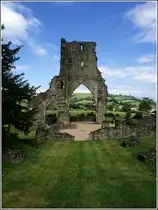 Die Klosterruine Talley Abbey in Carmarthenshire im Sommer 1987. Scan vom Dia.