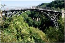 Ironbridge. Die Iron Bridge von 1779 ber den Severn ist die erste Eisenbrcke der Welt und gehrt zum UNESCO-Welterbe. Scan eines Dias vom September 1997.