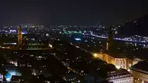 Bei diesem n�chtlichen Panoramablick vom Heidelberger Schloss �ber die Altstadt erkennt man links den Turm der Jesuitenkirche, rechts die Heiliggeistkirche. (08.12.2012)
