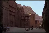 Mehrere Fassadengr�ber in Petra, Jordanien. Entlang des Weges bieten beduinische H�ndler ihre Waren an. (25.11.2012)
