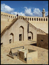 Blick in den Innenhof des Bergfriedes der alten Festung in Nizwa. Bei dem Turm mit 36 m Durchmesser und 30 m Hhe handelt es sich um den grten Turm Omans. Im Vordergrund ein Brunnen zur Wasserversorgung. (03.12.2012)