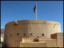 Der Bergfriedes der alten Festung in Nizwa ist mit 36 m Durchmesser und 30 m Hhe der grte Turm Omans. (03.12.2012)