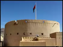 Der Bergfriedes der alten Festung in Nizwa ist mit 36 m Durchmesser und 30 m Hhe der grte Turm Omans. (03.12.2012)