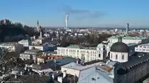 Blick vom Kapuzinerberg ber Salzburg mit der Pfarrkirche Mlln (hinten links), dem Hotel Bristol (Bildmitte) und der Dreifaltigkeitskirche (vorne rechts). (09.02.2008)