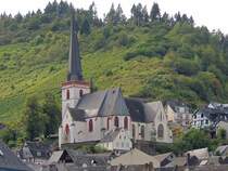 Pfarrkirche St. Maximinus befindet sich ber den Dchern von Klotten; 120822