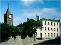 Der Glockenturm der ehemaligen Kirche und das Alderney Museum in St. Anne. Scan eines Dias vom Sommer 1993.