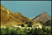 Ein Wachturm erheb sich ber eine Ansiedlung bei Fanjah im Hadschar-Gebirge. (03.12.2012)