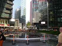 Das Sony-Center in Berlin am 21.07.06. Leider hatte keiner der vielen Personen dort mal die Gte einen Moment zu warten, um das Bild ohne Menschen am Rand  zu fotografieren.