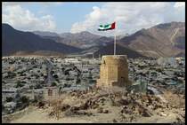 Ein alter Wachturm thront auf einem Hgel ber der Stadt Chaur Fakkan (Khor Fakkan). (04.12.2012)