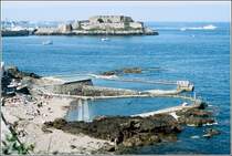 St. Peter Port. Die Meerwasser-Swimming Pools im Sden der Stadt mit Blick auf's Castle Cornet. Scan eines Dias vom Sommer 1993.